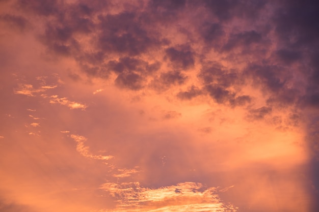 Nuvem de onda escura colorida no pôr do sol