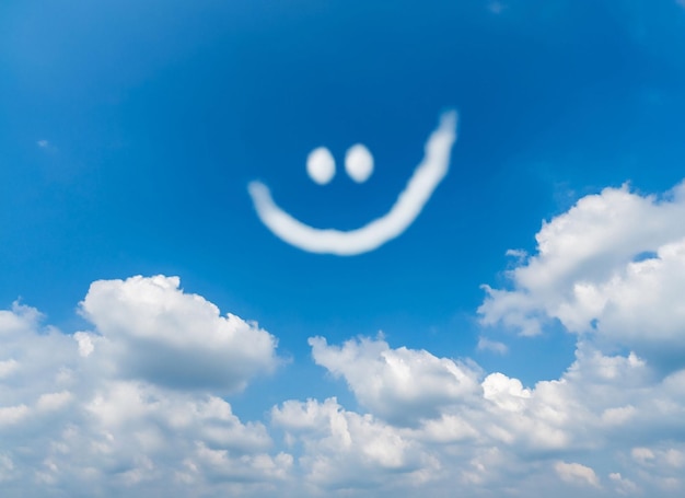 Nuvem de sorriso no fundo do céu azul Dia Mundial do Sorriso