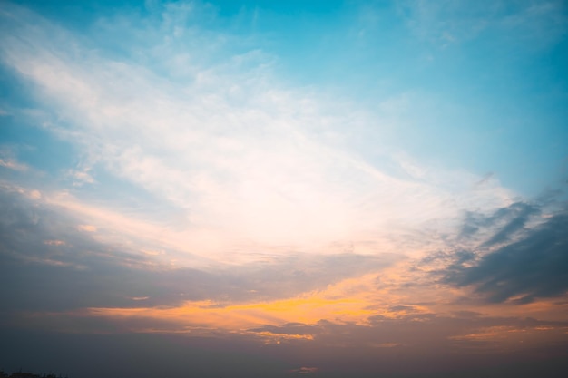 Nuvem do céu cinematográfico Céu natural bonito e cinematográfico fundo de textura do pôr do sol