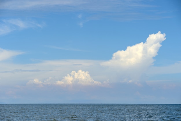 Nuvem e céu azul