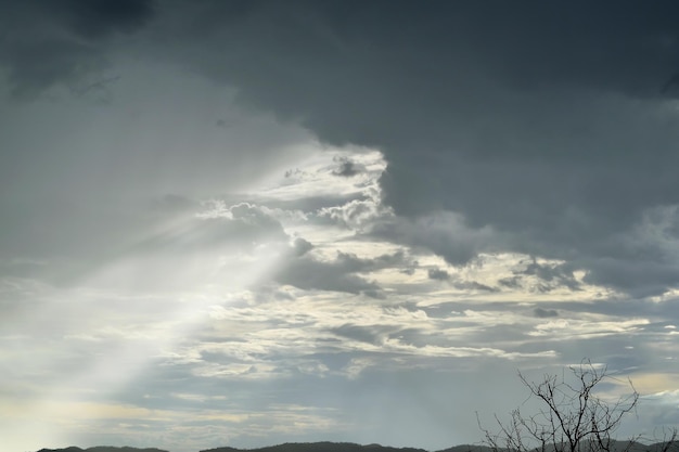 Nuvem escura nuvem de chuva tempestuosa antes da chuva nuvem de tempestade cinza ao pôr do sol