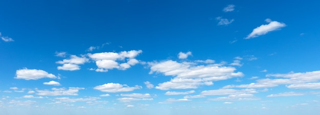 Nuvem fofa panorâmica no céu azul.