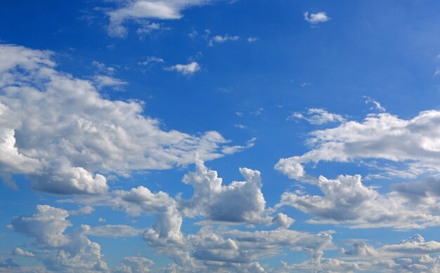 Nuvem inchado no fundo do céu azul.