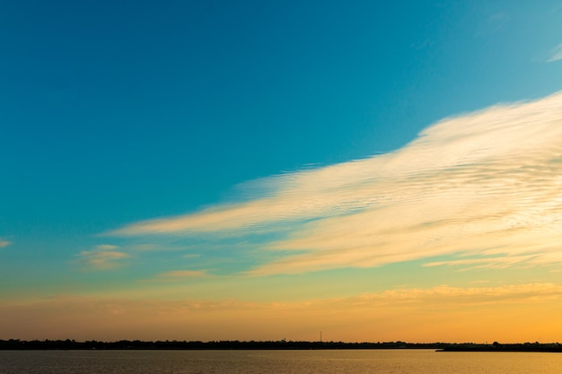 Nuvem lindo céu dourado com pôr do sol. Céu bonito .