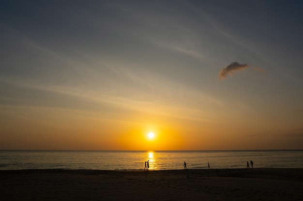 Nuvem majestosa no céu pôr do sol ou nascer do sol sobre o mar