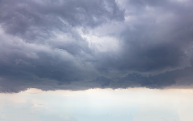 Nuvem no fundo do céu azul Cor branca e cinza cloudscape clima sombrio