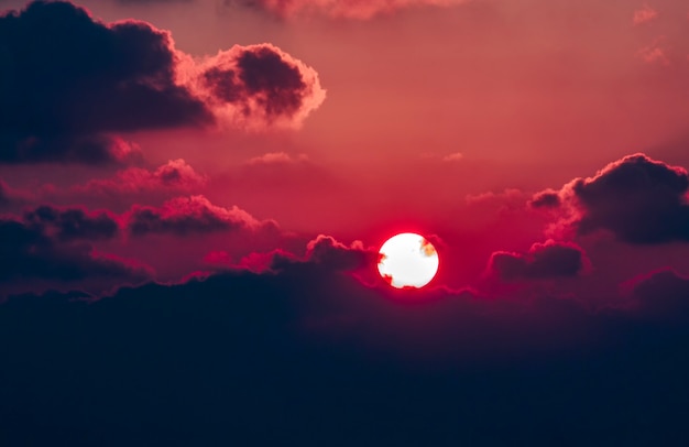 Nuvem o céu noturno ao pôr do sol roxo e azul. lindo nascer do sol em Israel. Copie o espaço para seu texto, foco seletivo. Fundo de bela natureza, papel de parede. Céu noturno, paisagem. Pôr do sol carmesim
