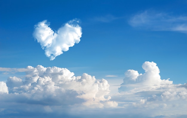 Foto nuvem romântica coração nuvem abstrata céu azul e nuvem
