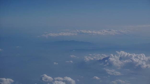 nuvem scape - bela nuvem branca e azul céu tirada do ar