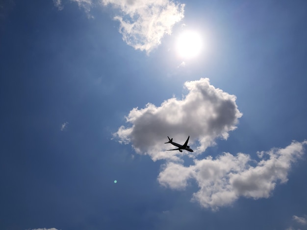 Nuvem, sol, céu azul e avião