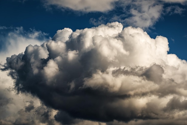 Nuvem tempestuosa fofa no céu