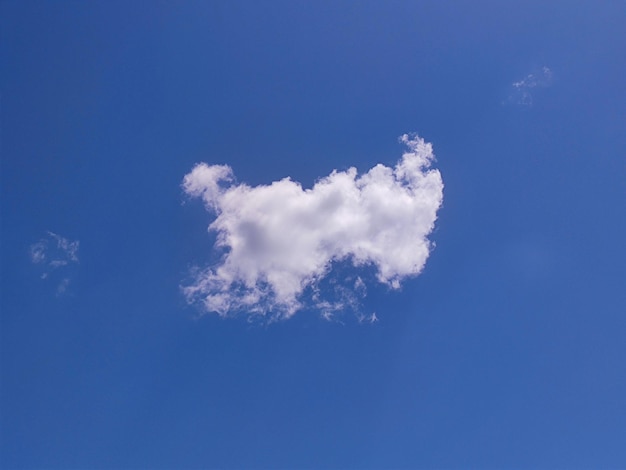 Nuvem única no céu foto em forma de nuvem