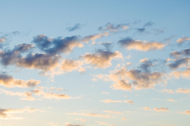 Nuvens à luz do pôr do solNatureza e lindo céu