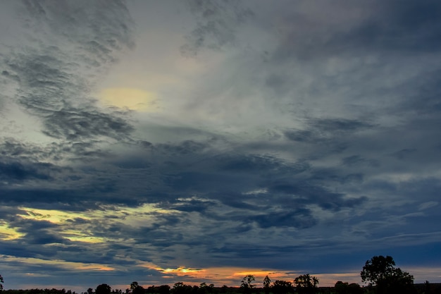 Nuvens abstratas à noite.