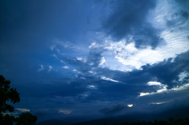 Nuvens abstratas dramáticas e céu azul