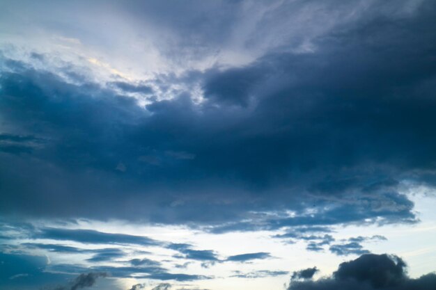 Nuvens abstratas dramáticas e céu azul