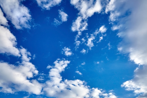 Nuvens altas brancas em um céu azul