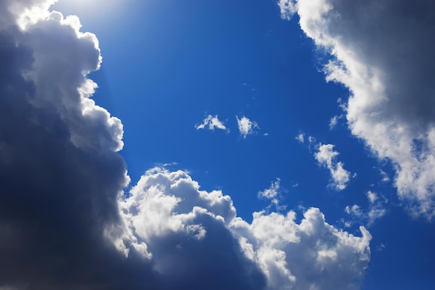 Nuvens altas no céu de verão. Fundo do céu. Observações meteorológicas do céu.