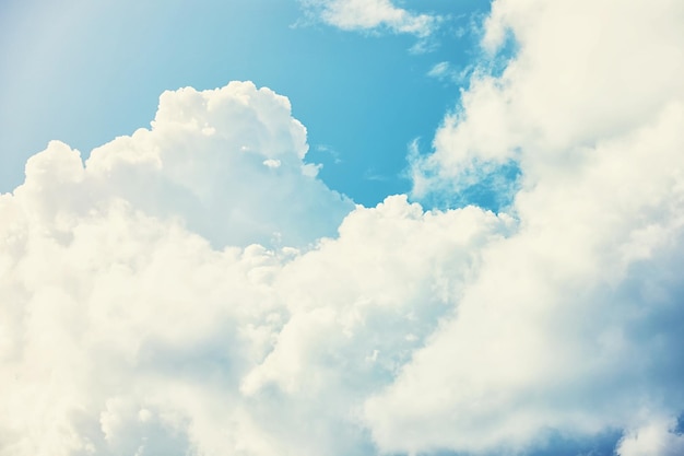 Nuvens altas no céu de verão Fundo do céu Observações meteorológicas do céu