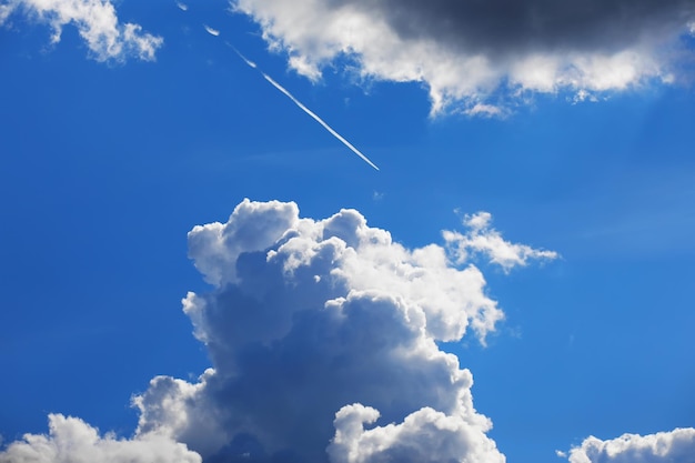 Nuvens altas no céu de verão Fundo do céu Observações meteorológicas do céu