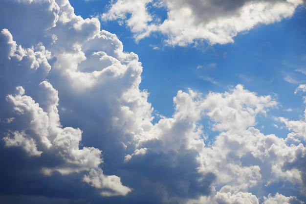 Nuvens altas no céu de verão Fundo do céu Observações meteorológicas do céu