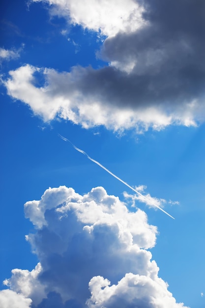 Nuvens altas no céu de verão Fundo do céu Observações meteorológicas do céu