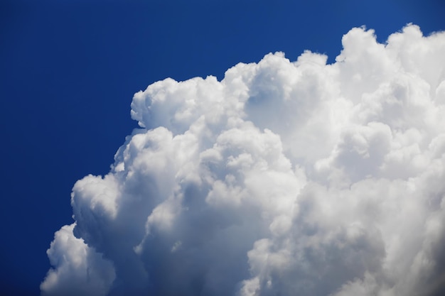 Nuvens altas no céu de verão Fundo do céu Observações meteorológicas do céu