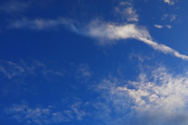 Nuvens altas no céu de verão Fundo do céu Observações meteorológicas do céu