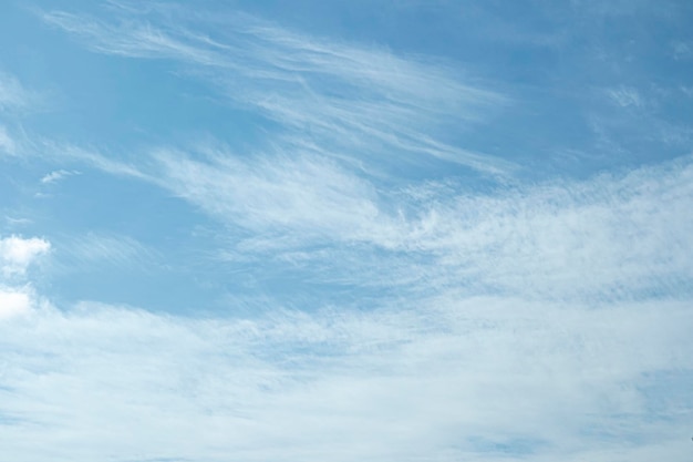 Foto nuvens altas transparentes no fundo do verão