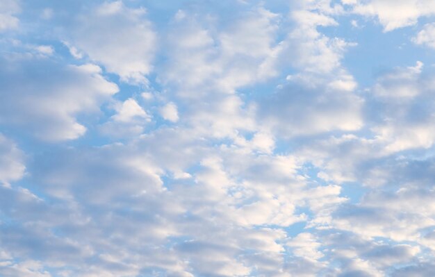 Nuvens Altocumulus surpreendentes alinhadas no céu ensolarado