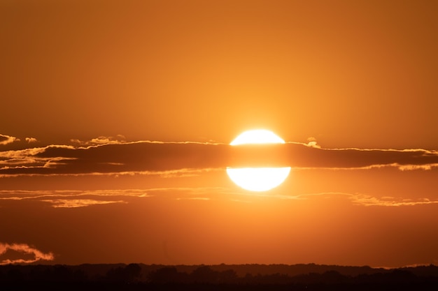 Nuvens ao pôr do sol Azul e laranja Um fundo natural maravilhoso