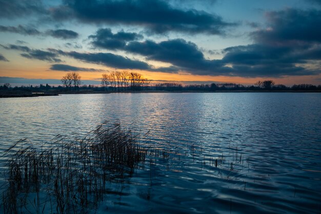 Nuvens após o pôr do sol sobre o lago