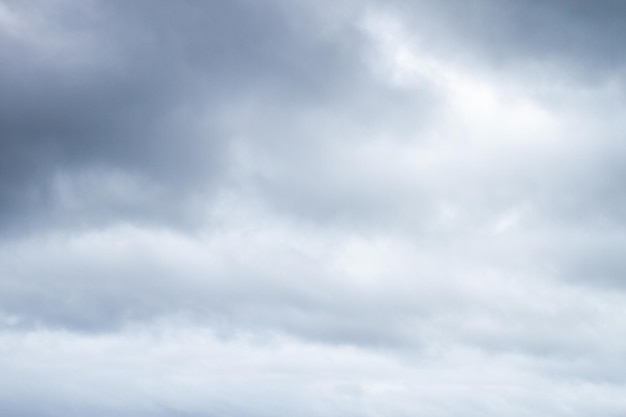 Nuvens azuis escuras e sombrias no céu