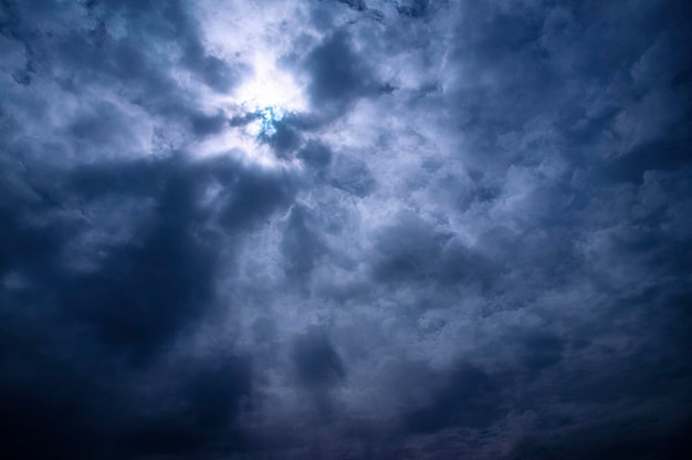 Nuvens azuis escuras Raios de sol Nuvens de chuva A beleza do céu