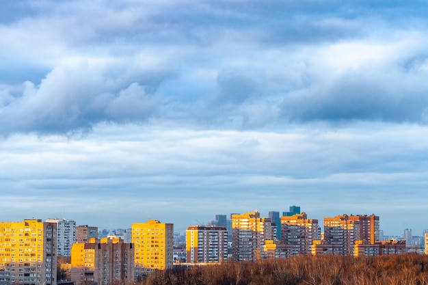 Nuvens azuis escuras sobre casas no crepúsculo de primavera