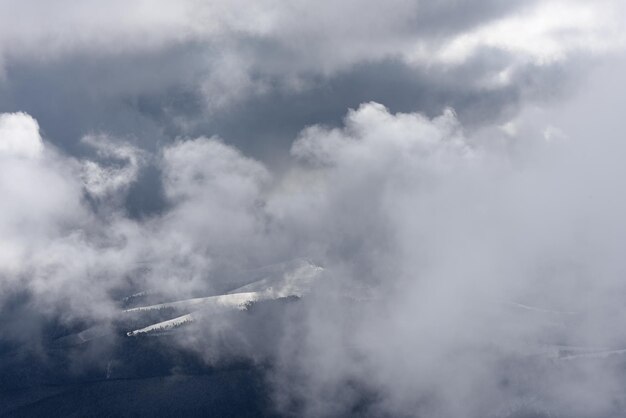 Nuvens baixas nas montanhas