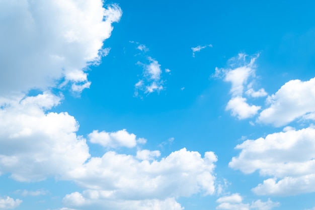 Nuvens bonitas do céu azul para o fundo.