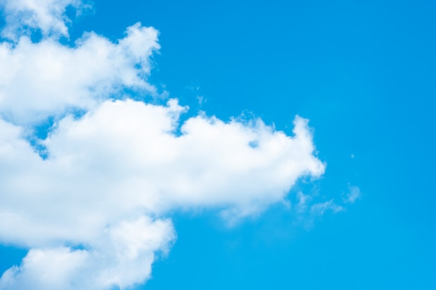 Nuvens bonitas do céu azul para o fundo.