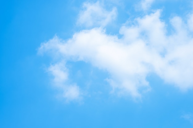 Nuvens bonitas do céu azul para o fundo.