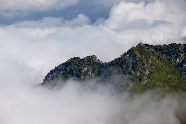 Nuvens bonitas e neblina em meio à paisagem montanhosa