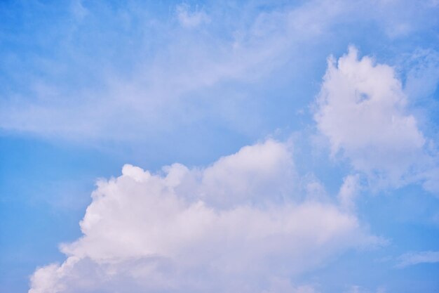 Nuvens bonitas em uma tarde ensolarada