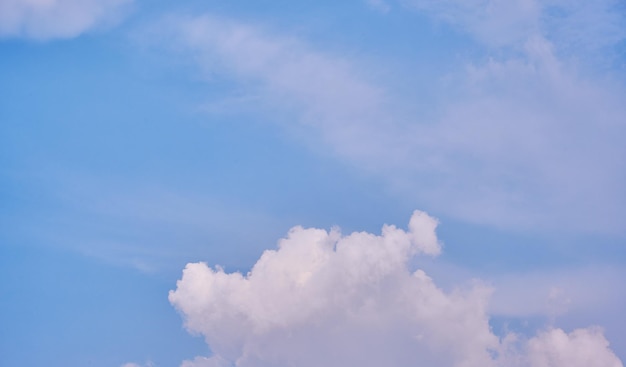 Nuvens bonitas em uma tarde ensolarada