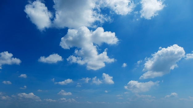 Nuvens bonitas no céu azul em um dia brilhante.