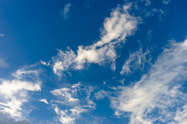 Nuvens brancas bonitas com fundo do céu azul.