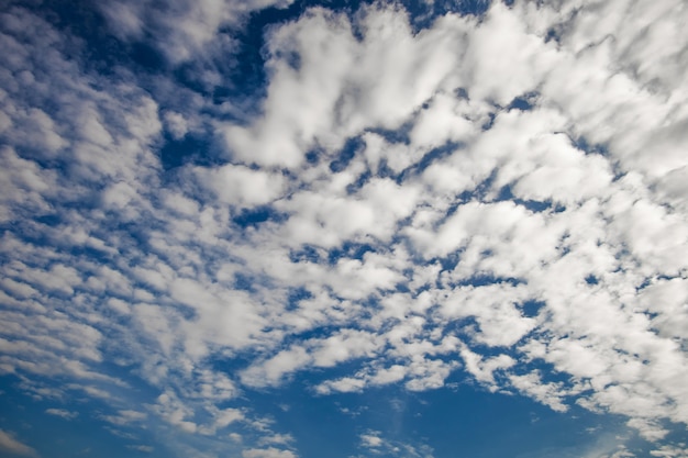 Nuvens brancas bonitas com fundo do céu azul.