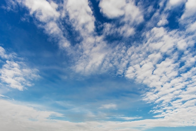 Nuvens brancas bonitas com fundo do céu azul.