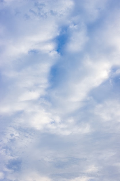 Nuvens brancas brilhantes em movimento totalmente cobertas sob a visão vertical do céu azul