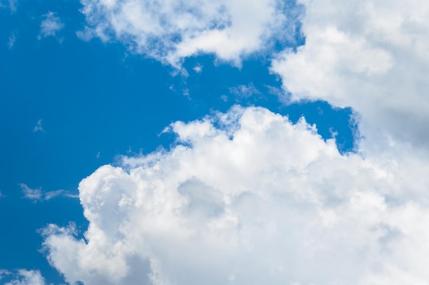 Nuvens brancas cinzentas Nuvens de trovoada em um céu azul Dia de verão Belo fundo natural