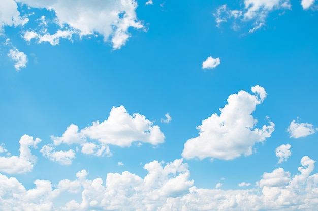 Nuvens brancas claras em um céu azul claro em um dia ensolarado