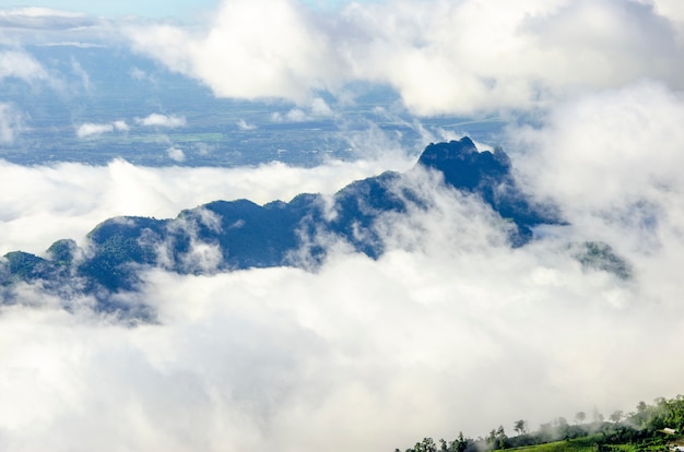 Nuvens brancas cobriam as montanhas pela manhã